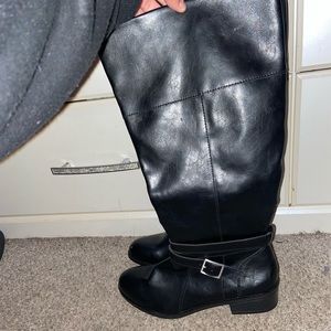 ULTRA-SOFT FOAM
PROMOTES GOOD
POSTURE & BALANCE.
SOFT FOAM
CONFORMS TO FEET.